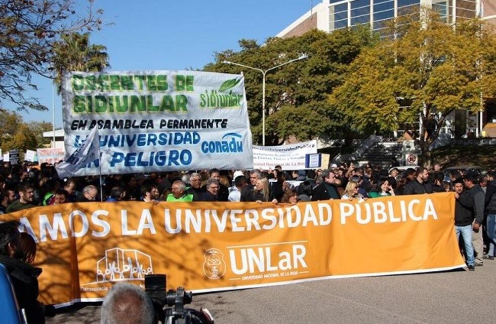 Multitudinaria marcha en defensa de la universidad pública