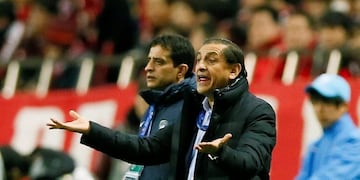 KMA06\u002E Saitama (Japan), 25/11/2017\u002E- Al Hilal SFC's head coach Ramon Diaz (R) reacts during the AFC Champions League Final second leg soccer match between Urawa Red Diamonds and Al Hilal S\u002EFC at Saitama Stadium, north of Tokyo, Japan, 25 November 2017\u002E (Tokio, Liga de Campeones, Japón) EFE/EPA/KIMIMASA MAYAMA japon tokio Ramon Diaz futbol copa de campeones de la liga AFC futbolistas partido Urawa Red Diamonds vs Al Hilal SFC
