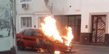 Se incendió un taxi en pleno centro salteño