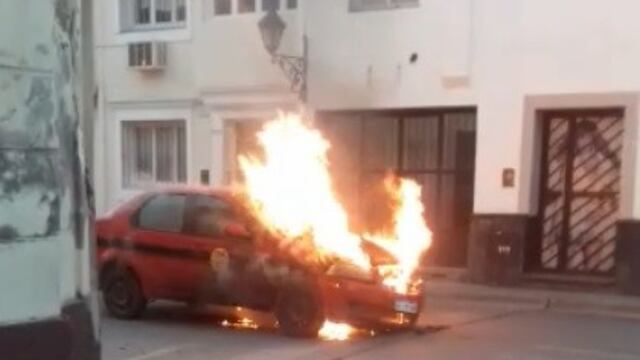 Se incendió un taxi en pleno centro salteño