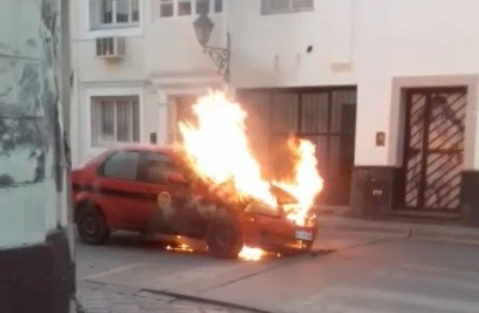 Se incendió un taxi en pleno centro salteño