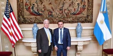 Oscar Herrera Ahuad, gobernador de Misiones, con el embajador Edward Prado\u002E (Twitter de Herrera)