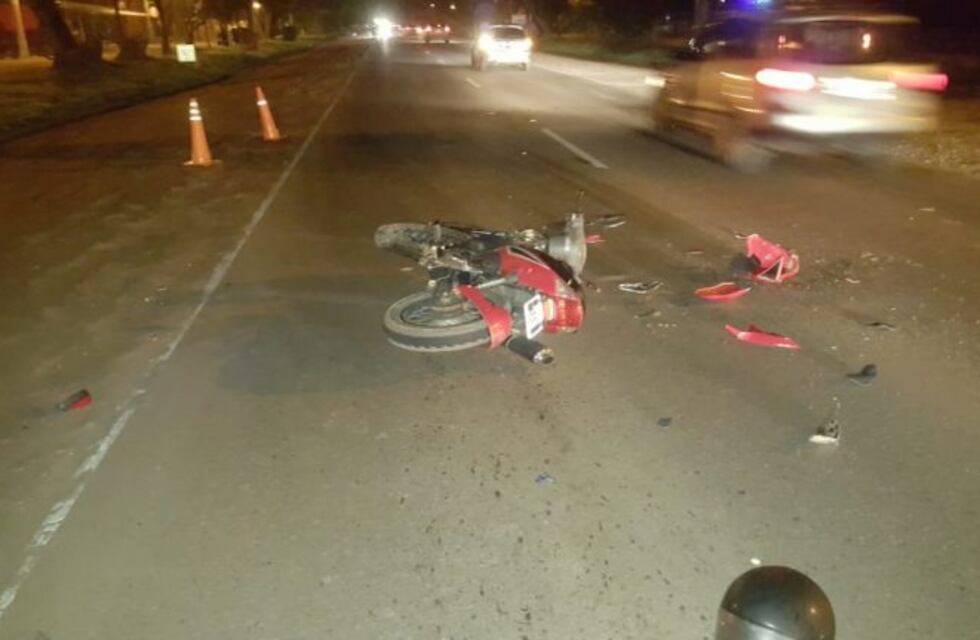 Una motociclista herida tras embestir a un vehículo