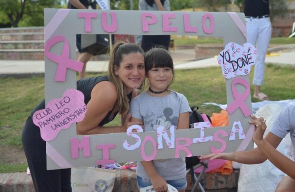 Exitosa colecta solidaria de mechones de pelo en el Parque Oliver de Santa Rosa