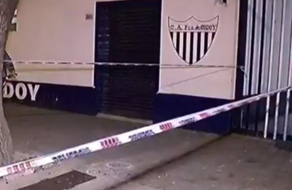 Balearon el frente de un club y un chico resultó gravemente herido