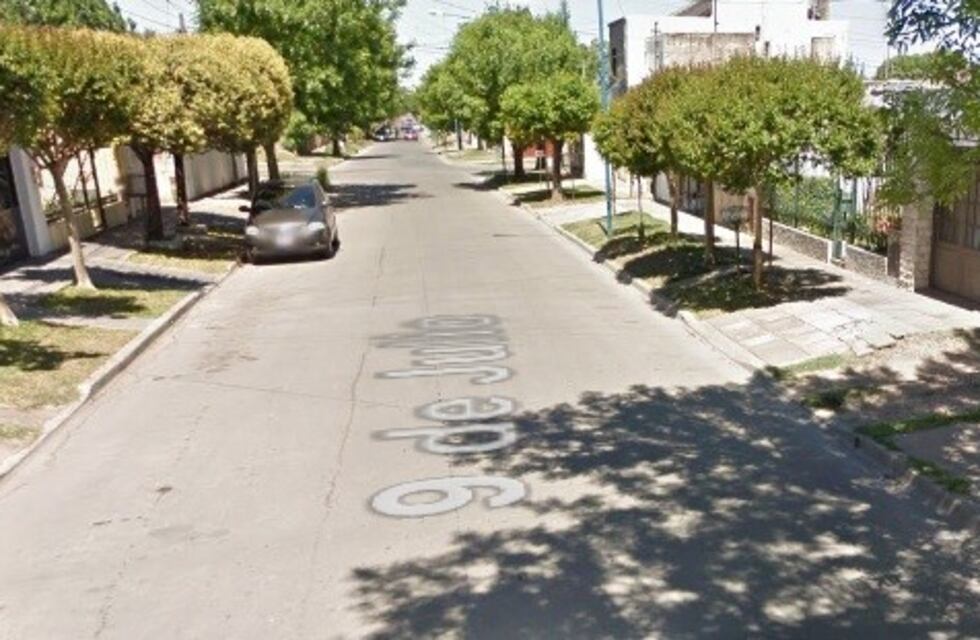 Padre e hijo fueron detenidos por golpear a una mujer, lanzarle ladrillos y agredir a la policía