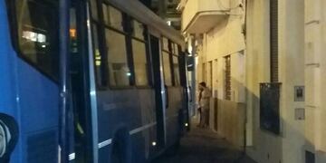 Chofer de la línea 122 se infartó y terminó con el colectivo arriba de la vereda\u002E (@agustinmlago)
