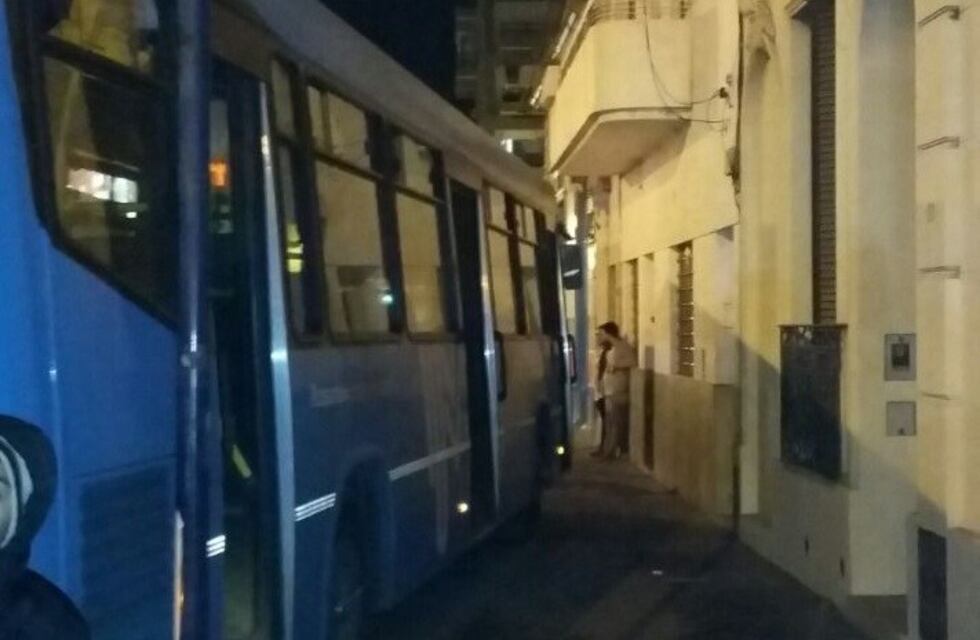 Chofer se infartó a bordo de un colectivo y la unidad terminó sobre la vereda