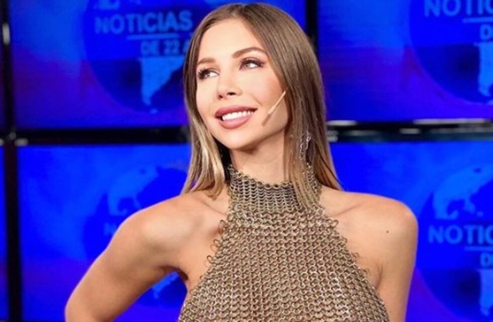 Romina Malaspina lució un mono dorado muy sexy en el noticiero de Canal 26