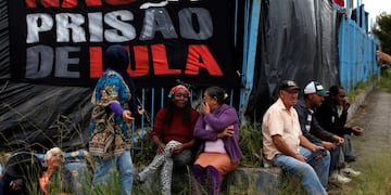 Supporters of former Brazilian President Luiz Inacio Lula da Silva are seen in a camp near the Federal Police headquarters, where Lula is imprisoned, in Curitiba, Brazil April 17, 2018\u002E Picture taken April 17, 2018\u002E The sign reads, \