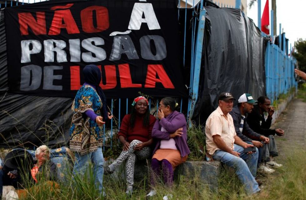 Balean el campamento pro-Lula en Brasil y hay dos heridos