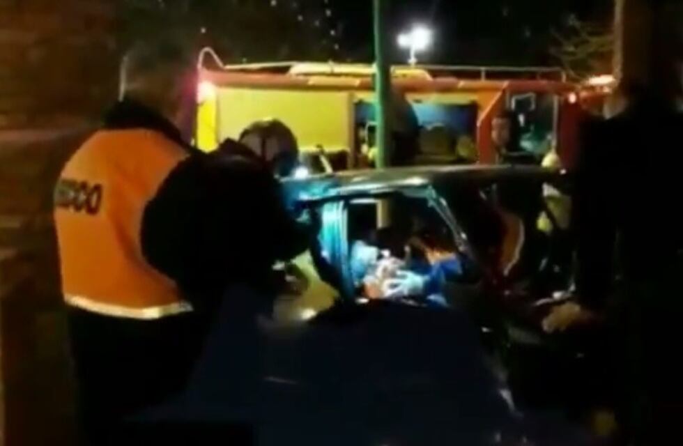 Remisero quedó atrapado en su auto tras un choque en barrio Luis Agote