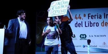 Escándalo en la Feria del Libro: manifestantes silbaron y abuchearon a dos ministros
