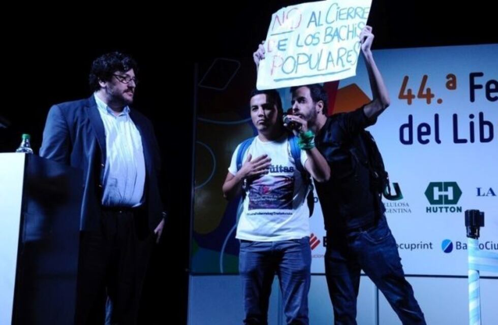 El titular de la Feria del Libro afirmó que "sacar a los manifestantes habría sido una locura"