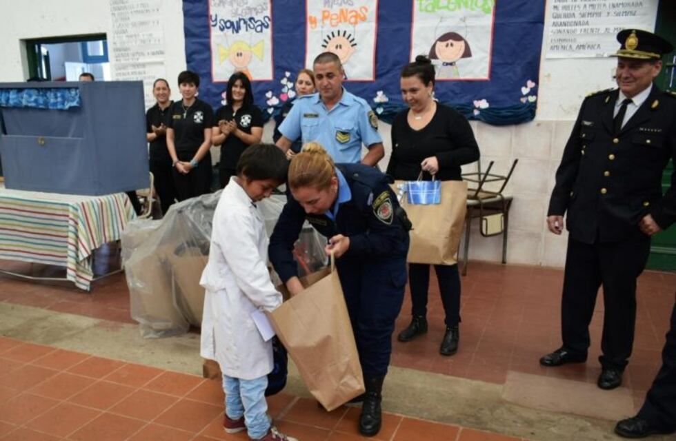 Agus, el niño que devolvió $ 25 mil fue reconocido por la Policía y recibió una "lluvia de regalos"