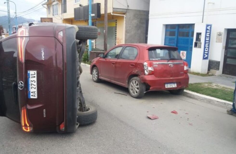 Se produjo un vuelco entre las calles Provincia Grande y 12 de Octubre