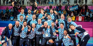 Argentina's team members celebrate during the awarding ceremony after wining the Gold Medal in the Lima 2019 Pan American Games Men's Volleyball final match against Cuba in Lima, Peru, on August 04, 2019\u002E (Photo by ERNESTO BENAVIDES / AFP)