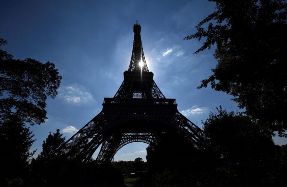 El emotivo homenaje de Francia a las víctimas de coronavirus con la Torre Eiffel