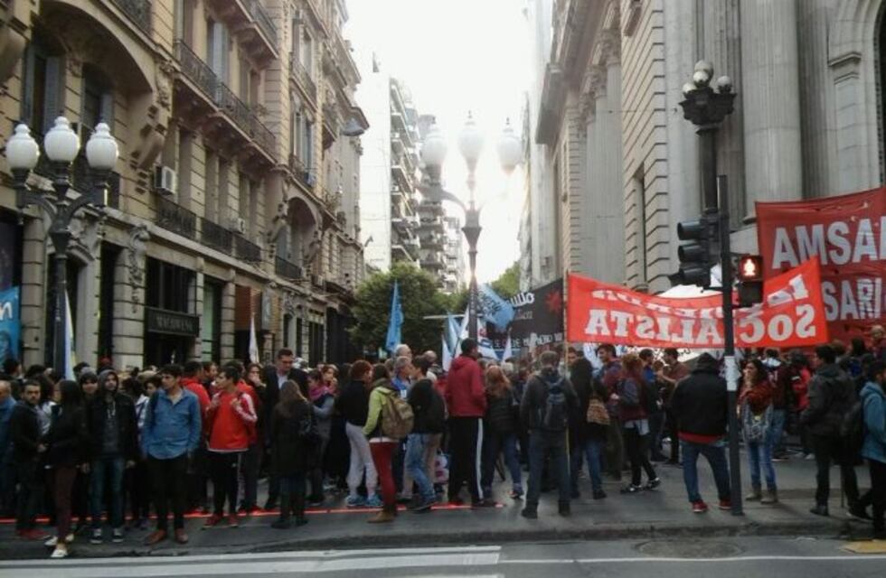 Los maestros rosarinos recibieron el apoyo de organizaciones sindicales y políticas en el centro