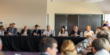 Frigerio en reunión con intendentes y legisladores electos de JxC