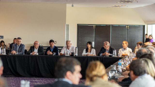Frigerio en reunión con intendentes y legisladores electos de JxC