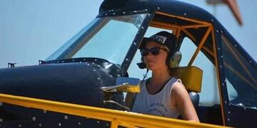 Para sumar horas de vuelo, remolcó planeadores en el Club de Planeadores Córdoba y en torneos nacionales.