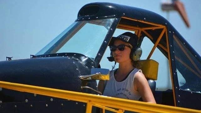 Para sumar horas de vuelo, remolcó planeadores en el Club de Planeadores Córdoba y en torneos nacionales.