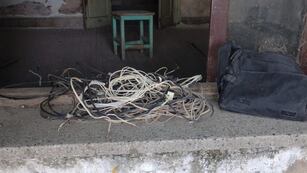 Lo detuvieron con un rollo de cables en la mano