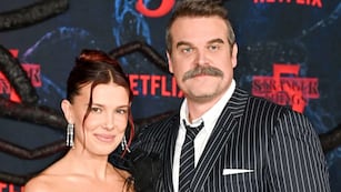 David Harbour y Millie Bobby Brown, actores de Stranger Things.