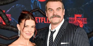 David Harbour y Millie Bobby Brown, actores de Stranger Things.