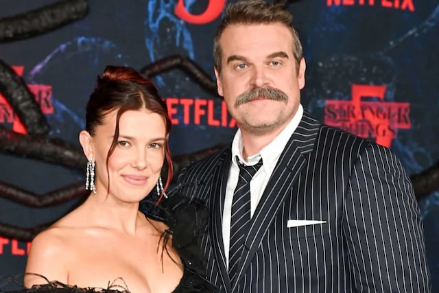 David Harbour y Millie Bobby Brown, actores de Stranger Things.