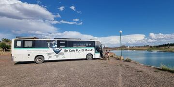 A bordo de "Chimuelo" una familia de Santa Fe recorre el país y sueña con llegar a Alaska.