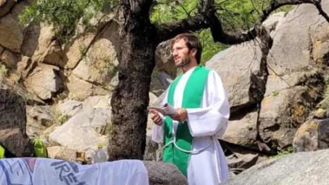 Martín Nacusi, el sacerdote sanjuanino que aprendió lenguaje de señas para dar la confesión a personas con sordera.