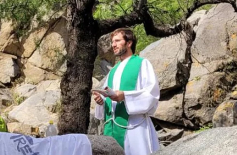La historia de Martín Nacusi, un sacerdote sanjuanino que aprendió lenguaje de señas para dar la confesión a personas con sordera