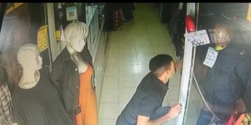 Un ladrón robó una vidriera en calle Ituzaingó.