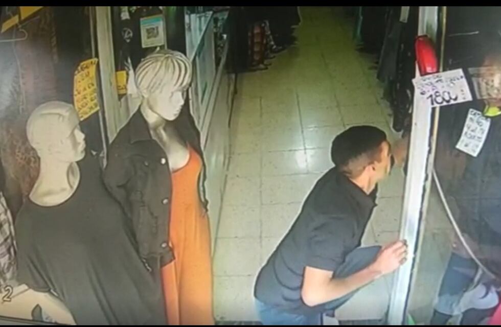Córdoba: en cuclillas y con cómplice, un ladrón robó un local de ropa en pleno Centro