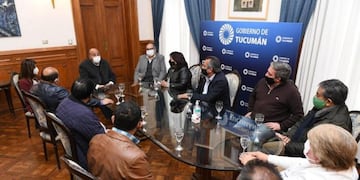 Manzur anunció un aumento salarial para estatales.