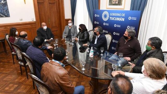 Manzur anunció un aumento salarial para estatales.