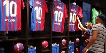 Las camisetas de Barcelona con el 10 de Messi están en liquidación. / Gentileza.