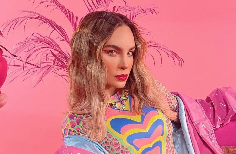 Belinda posó con un top rosa de encaje que enamoró a sus fans