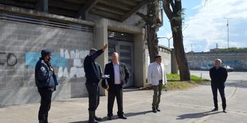 El ministro Martín y su equipo de trabajo, en un relevamiento de las condiciones del estadio "23 de Agosto" y sus alrededores.
