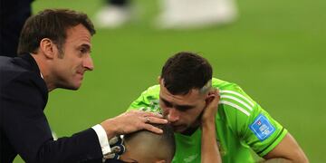 Lusail (Qatar), 18/12/2022.- French President Emmanuel Macron (L) comforts Kylian Mbappe of France after the penalty shoot-out of the FIFA World Cup 2022 Final between Argentina and France at Lusail stadium, Lusail, Qatar, 18 December 2022. (Mundial de Fútbol, Francia, Estados Unidos, Catar) EFE/EPA/Friedemann Vogel