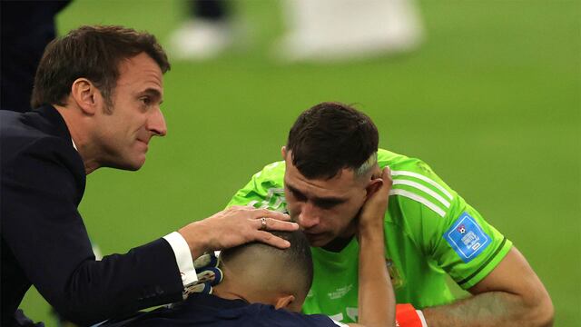 Lusail (Qatar), 18/12/2022.- French President Emmanuel Macron (L) comforts Kylian Mbappe of France after the penalty shoot-out of the FIFA World Cup 2022 Final between Argentina and France at Lusail stadium, Lusail, Qatar, 18 December 2022. (Mundial de Fútbol, Francia, Estados Unidos, Catar) EFE/EPA/Friedemann Vogel