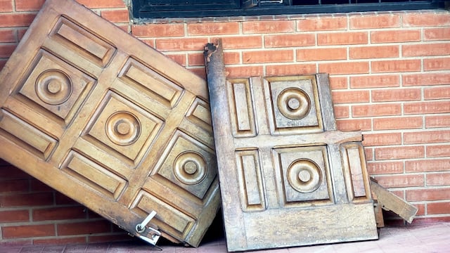 Le reventaron la puerta de su casa y entraron a robarle.