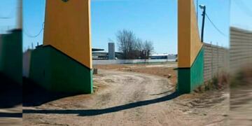 Los ladrones se llevaron el portón del predio deportivo, con total impunidad.
