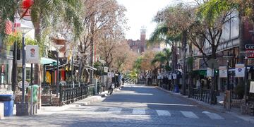 El centro de Villa Carlos Paz durante un fin de semana sin movimiento de gente. (La Voz)