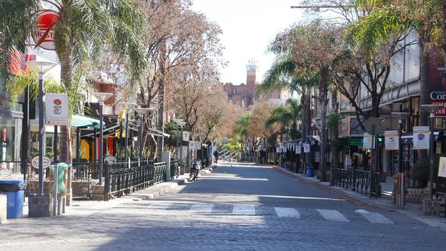 El centro de Villa Carlos Paz durante un fin de semana sin movimiento de gente. (La Voz)