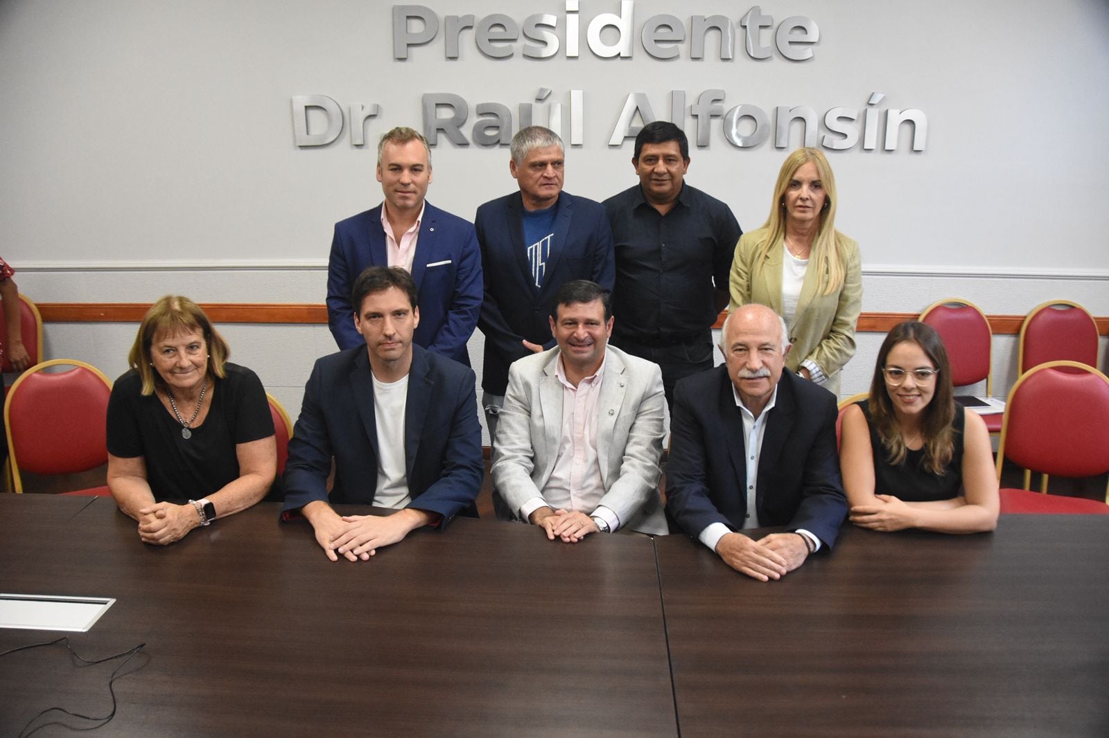 Parte del bloque oficialista, con nuevos miembros, en la presentación de las iniciativas de carácter electoral, en el salón "Presidente Dr. Raúl Alfonsín" de la Legislatura de Jujuy.