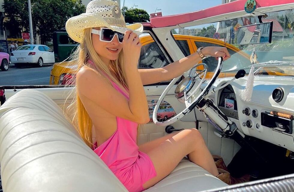 Momento viral en Instagram: la “agrobarbie” cordobesa encontró el “barbiemovil” en Cuba