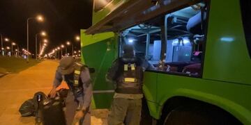 Ómnibus que transportaba marihuana salió de Puerto Iguazú y fue detenido en el paraje Centinela.